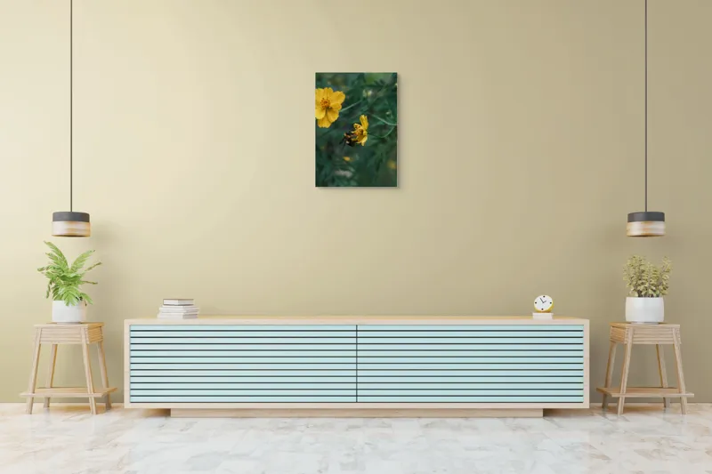 Tablou Canvas, "Bondarul și floarea galbenă în grădină", Floare, Albina, Polenizare, Natura, Verde, Petale, Galben, Fragilitate., 50 x 70 cm – poza 6
