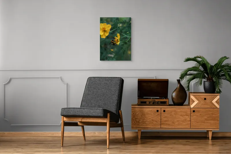 Tablou Canvas, "Bondarul și floarea galbenă în grădină", Floare, Albina, Polenizare, Natura, Verde, Petale, Galben, Fragilitate., 50 x 70 cm – poza 8