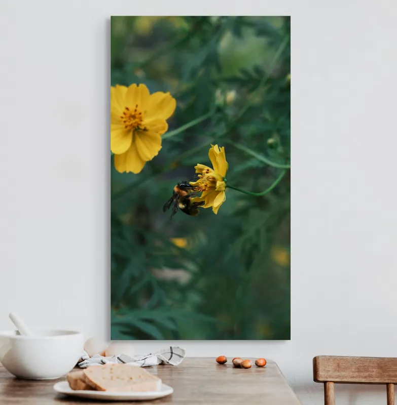 Tablou Canvas, "Bondarul și floarea galbenă în grădină", Floare, Albina, Polenizare, Natura, Verde, Petale, Galben, Fragilitate., 50 x 90 cm – poza 3