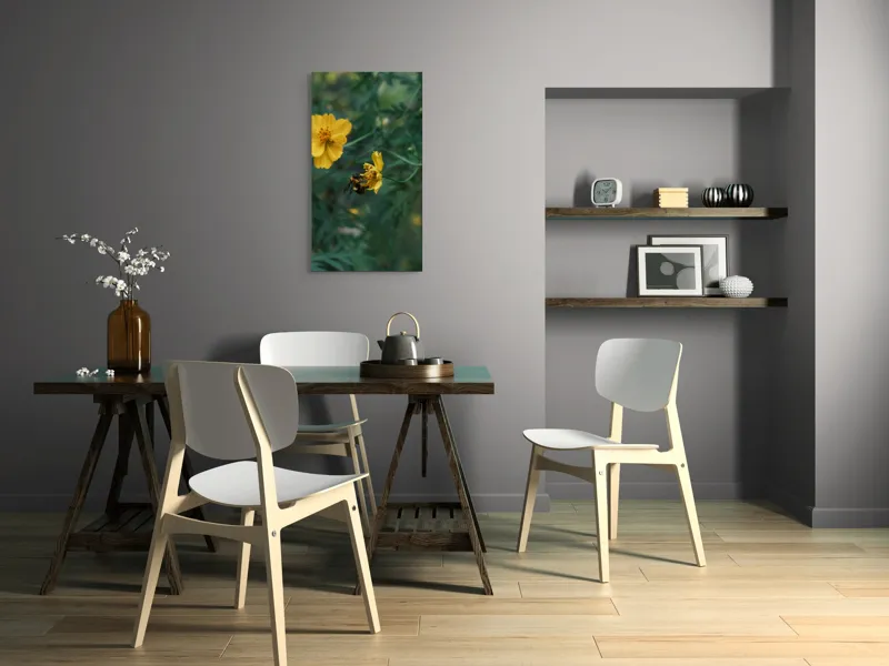 Tablou Canvas, "Bondarul și floarea galbenă în grădină", Floare, Albina, Polenizare, Natura, Verde, Petale, Galben, Fragilitate., 50 x 90 cm – poza 4