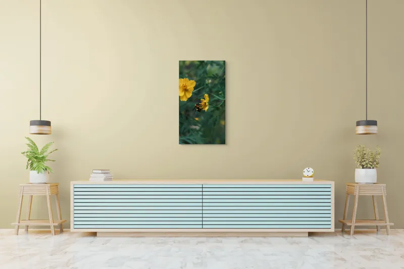 Tablou Canvas, "Bondarul și floarea galbenă în grădină", Floare, Albina, Polenizare, Natura, Verde, Petale, Galben, Fragilitate., 50 x 90 cm – poza 6