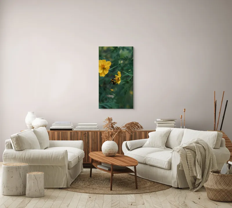Tablou Canvas, "Bondarul și floarea galbenă în grădină", Floare, Albina, Polenizare, Natura, Verde, Petale, Galben, Fragilitate., 50 x 90 cm – poza 7