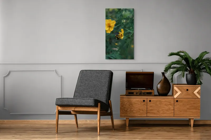 Tablou Canvas, "Bondarul și floarea galbenă în grădină", Floare, Albina, Polenizare, Natura, Verde, Petale, Galben, Fragilitate., 50 x 90 cm – poza 8