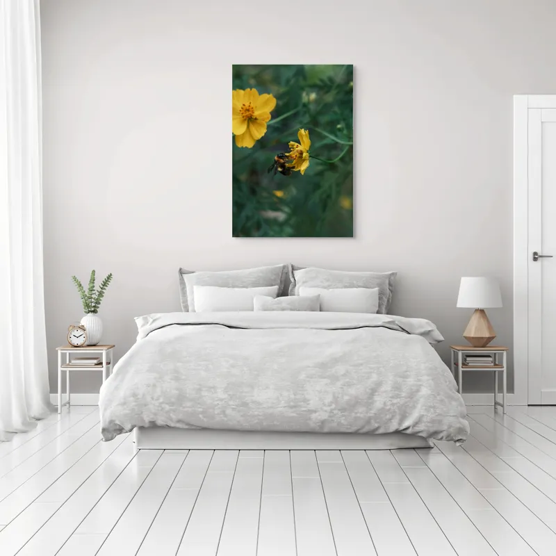 Tablou Canvas, "Bondarul și floarea galbenă în grădină", Floare, Albina, Polenizare, Natura, Verde, Petale, Galben, Fragilitate., 70 x 100 cm – poza 3