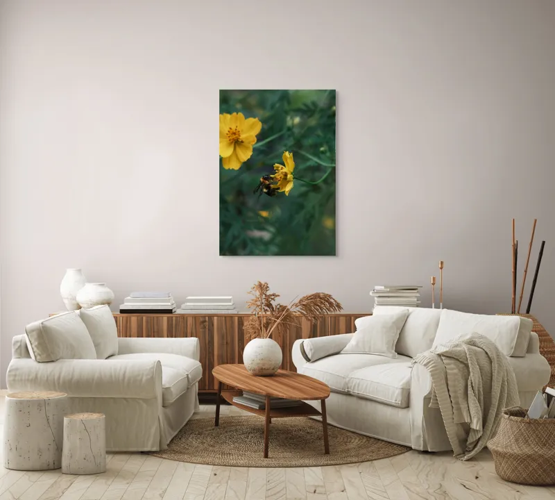 Tablou Canvas, "Bondarul și floarea galbenă în grădină", Floare, Albina, Polenizare, Natura, Verde, Petale, Galben, Fragilitate., 70 x 100 cm – poza 4