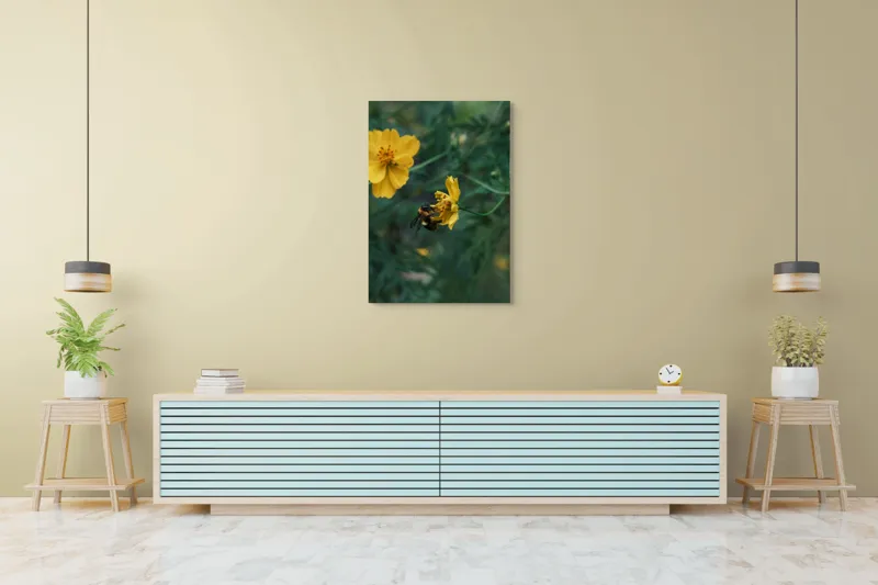Tablou Canvas, "Bondarul și floarea galbenă în grădină", Floare, Albina, Polenizare, Natura, Verde, Petale, Galben, Fragilitate., 70 x 100 cm – poza 5