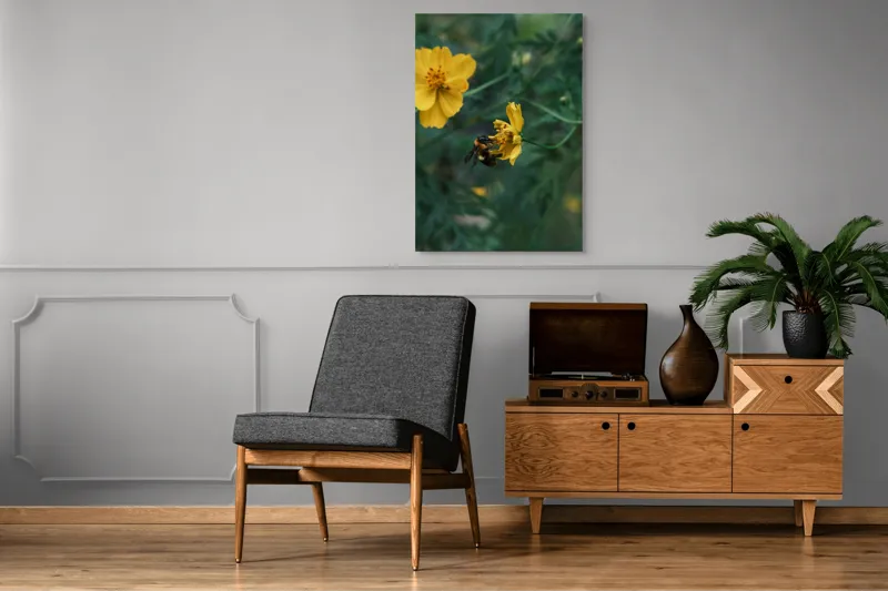 Tablou Canvas, "Bondarul și floarea galbenă în grădină", Floare, Albina, Polenizare, Natura, Verde, Petale, Galben, Fragilitate., 70 x 100 cm – poza 6