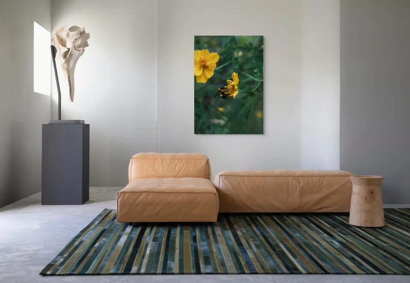 Tablou Canvas, "Bondarul și floarea galbenă în grădină", Floare, Albina, Polenizare, Natura, Verde, Petale, Galben, Fragilitate., 70 x 100 cm – poza 7