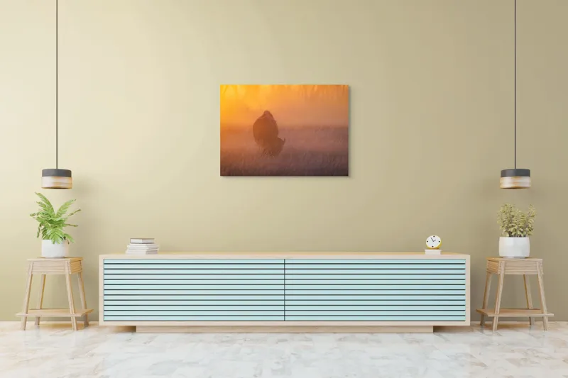 Tablou Canvas, "Bizon în lumina dimineții mistice", Bizon, Răsărit, Ceață, Pajiște, Serenitate, Siluetă, Lumină, Natură, Dimineață, Peisaj, 100 x 70 cm – poza 4