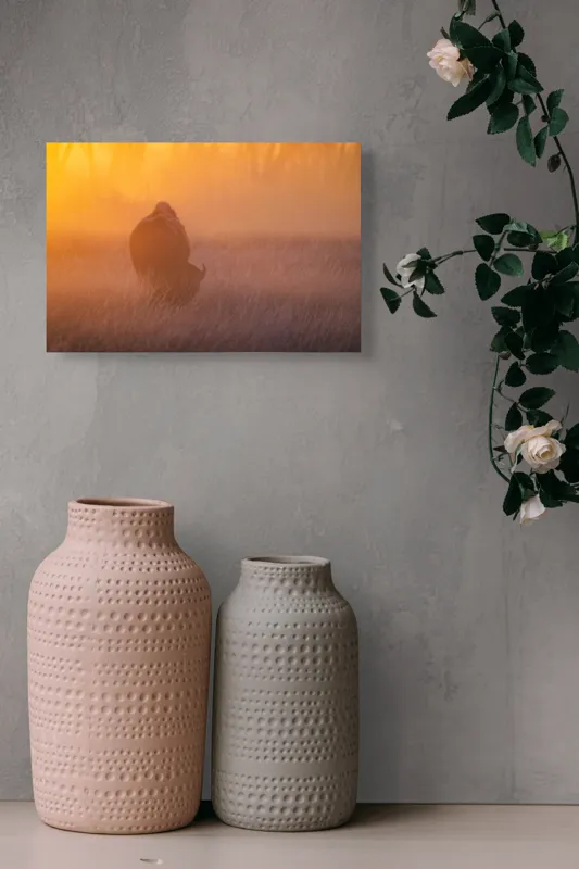 Tablou Canvas, "Bizon în lumina dimineții mistice", Bizon, Răsărit, Ceață, Pajiște, Serenitate, Siluetă, Lumină, Natură, Dimineață, Peisaj, 39 x 26 cm – poza 4