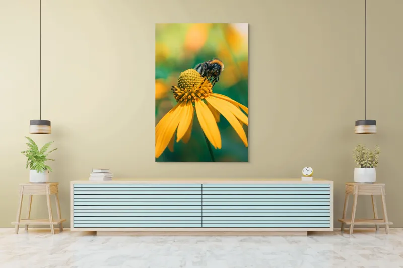 Tablou Canvas, "Albină pe petale aurii ale verii", Albina, Floare, Galben, Natură, Detaliu, Blând., 100 x 150 cm – poza 4