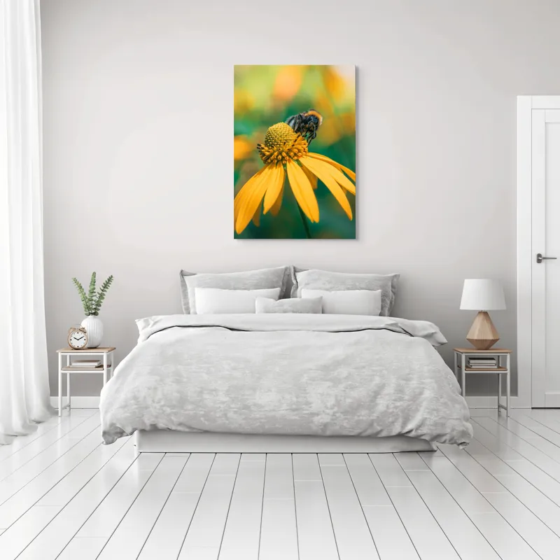 Tablou Canvas, "Albină pe petale aurii ale verii", Albina, Floare, Galben, Natură, Detaliu, Blând., 70 x 100 cm – poza 3