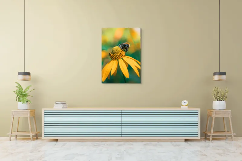 Tablou Canvas, "Albină pe petale aurii ale verii", Albina, Floare, Galben, Natură, Detaliu, Blând., 70 x 100 cm – poza 5