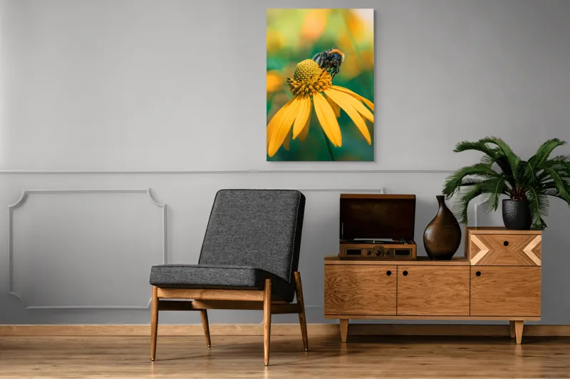Tablou Canvas, "Albină pe petale aurii ale verii", Albina, Floare, Galben, Natură, Detaliu, Blând., 70 x 100 cm – poza 6