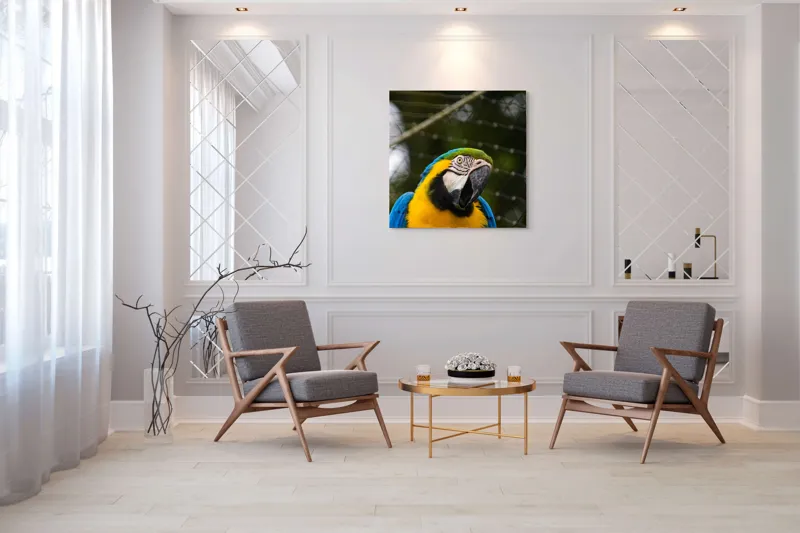 Tablou Canvas, "Papagalul curcubeu în libertate zburdalnică", Pasăre, Colorată, Papagal, Ara, Plasă, Fundal, Verde, Albastru, Galben, Privire, Pene, 100 x 100 cm – poza 7