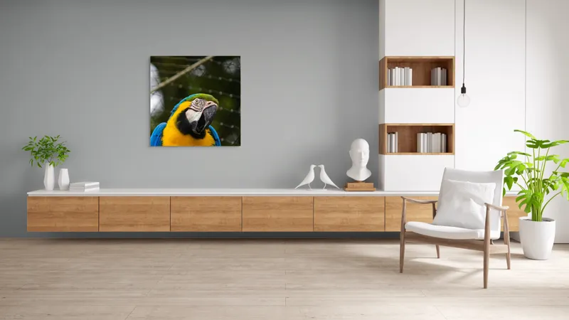 Tablou Canvas, "Papagalul curcubeu în libertate zburdalnică", Pasăre, Colorată, Papagal, Ara, Plasă, Fundal, Verde, Albastru, Galben, Privire, Pene, 100 x 100 cm – poza 8
