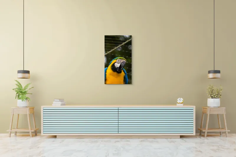 Tablou Canvas, "Papagalul curcubeu în libertate zburdalnică", Pasăre, Colorată, Papagal, Ara, Plasă, Fundal, Verde, Albastru, Galben, Privire, Pene, 50 x 90 cm – poza 6