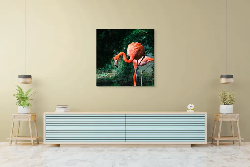 Tablou Canvas, "Flamingo în lumina dimineții răcoroase", Flamingo, Eleganță, Frumusețe, Natură, Roz, Verdeață, Grație, Reflecție, 100 x 100 cm – poza 5