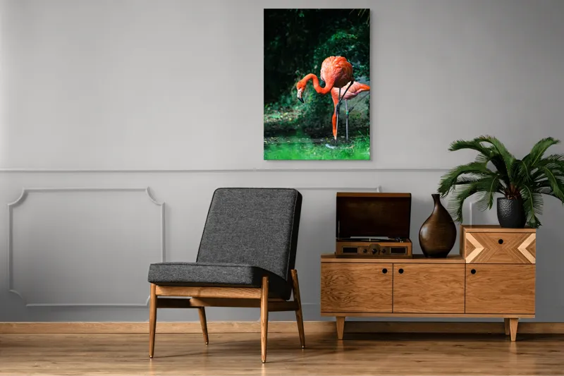 Tablou Canvas, "Flamingo în lumina dimineții răcoroase", Flamingo, Eleganță, Frumusețe, Natură, Roz, Verdeață, Grație, Reflecție, 70 x 100 cm – poza 6