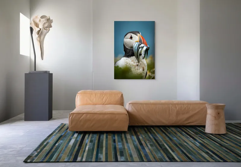 Tablou Canvas, "Puffin cu prada-n cioc strălucitor", Puffin, Colorat, Ocean, Pești, Natură, Cioc, Frumusețe, Viață, Sălbatică, Pene, Albastru, Observare, Vânător, Habitat, Viu, 70 x 100 cm – poza 7