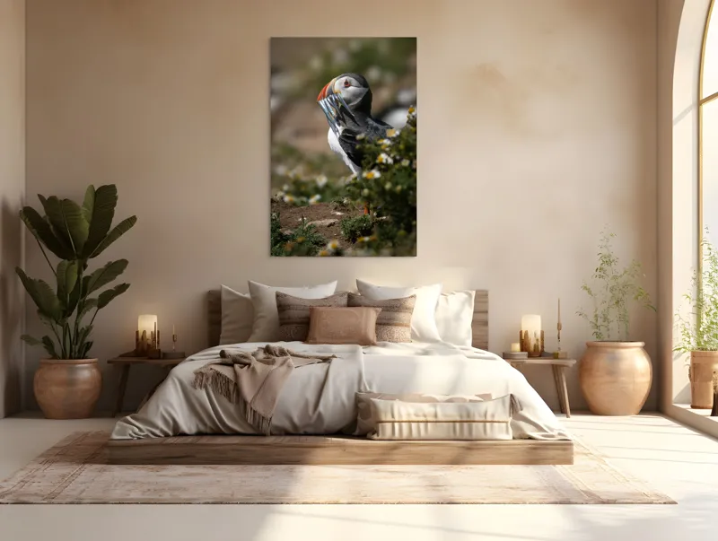 Tablou Canvas, "Puffin cu prada marină strălucitoare", Puffin, Pește, Cioc, Colorat, Natură, Verdeață, Flori, Ochi, Penaj, Bokeh, 100 x 150 cm – poza 3