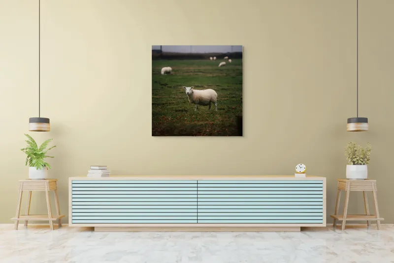Tablou Canvas, "Oaia singuratică pe câmp verde", Oaie, Câmp, Verdeață, Nori, Ceramică, Toamnă, Liniște, Pășune, 100 x 100 cm – poza 5