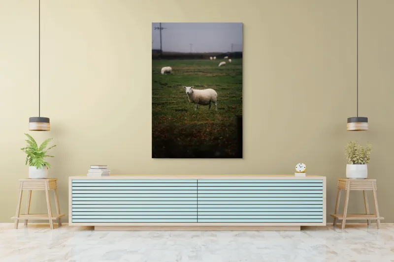 Tablou Canvas, "Oaia singuratică pe câmp verde", Oaie, Câmp, Verdeață, Nori, Ceramică, Toamnă, Liniște, Pășune, 100 x 150 cm – poza 4