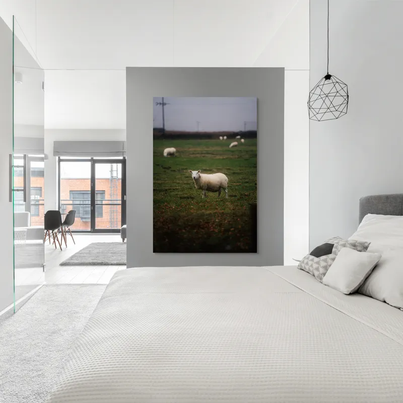 Tablou Canvas, "Oaia singuratică pe câmp verde", Oaie, Câmp, Verdeață, Nori, Ceramică, Toamnă, Liniște, Pășune, 100 x 150 cm – poza 5