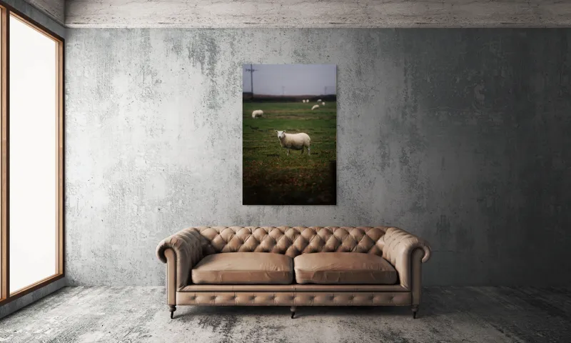 Tablou Canvas, "Oaia singuratică pe câmp verde", Oaie, Câmp, Verdeață, Nori, Ceramică, Toamnă, Liniște, Pășune, 100 x 150 cm – poza 6