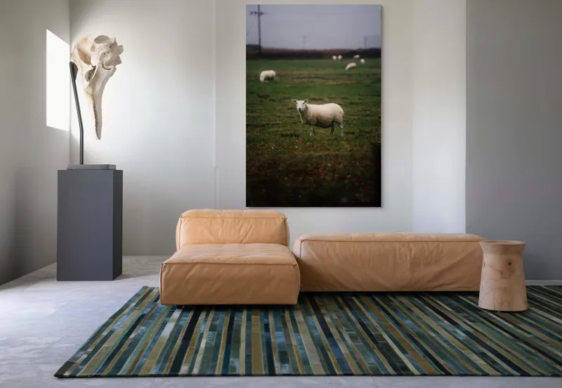 Tablou Canvas, "Oaia singuratică pe câmp verde", Oaie, Câmp, Verdeață, Nori, Ceramică, Toamnă, Liniște, Pășune, 100 x 150 cm – poza 7