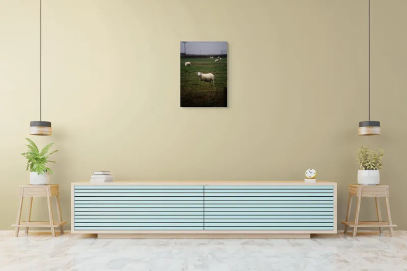 Tablou Canvas, "Oaia singuratică pe câmp verde", Oaie, Câmp, Verdeață, Nori, Ceramică, Toamnă, Liniște, Pășune, 50 x 70 cm – poza 6