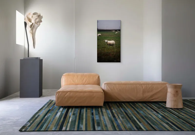 Tablou Canvas, "Oaia singuratică pe câmp verde", Oaie, Câmp, Verdeață, Nori, Ceramică, Toamnă, Liniște, Pășune, 50 x 90 cm – poza 5