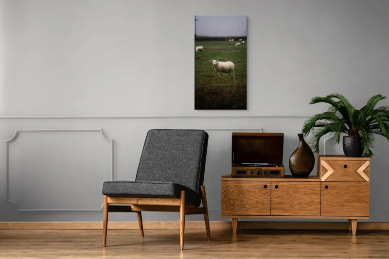 Tablou Canvas, "Oaia singuratică pe câmp verde", Oaie, Câmp, Verdeață, Nori, Ceramică, Toamnă, Liniște, Pășune, 50 x 90 cm – poza 8