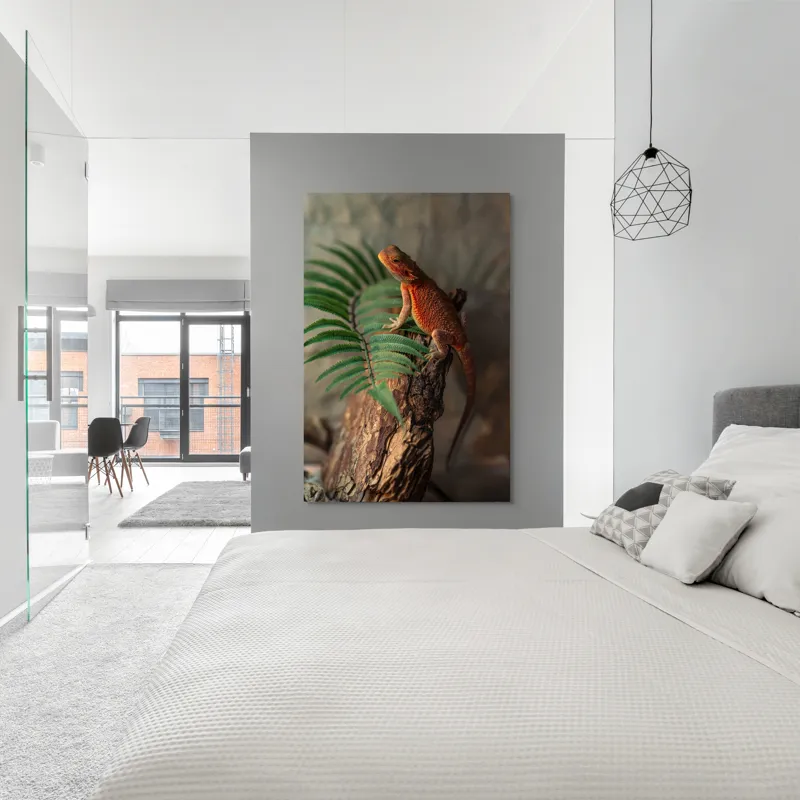 Tablou Canvas, "Dragon de foc pe trunchi vechi", Șopârlă, Trunchi, Frunze, Verde, Textură, Natural, Reptilă, Detalii, Lumină, Eșantion., 100 x 150 cm – poza 5