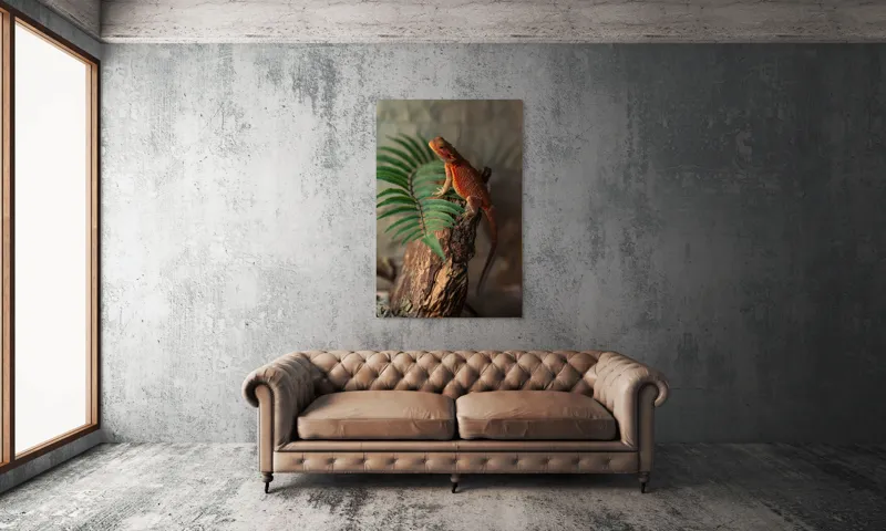 Tablou Canvas, "Dragon de foc pe trunchi vechi", Șopârlă, Trunchi, Frunze, Verde, Textură, Natural, Reptilă, Detalii, Lumină, Eșantion., 100 x 150 cm – poza 6