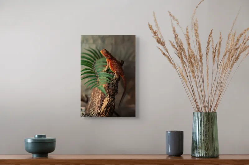 Tablou Canvas, "Dragon de foc pe trunchi vechi", Șopârlă, Trunchi, Frunze, Verde, Textură, Natural, Reptilă, Detalii, Lumină, Eșantion., 26 x 39 cm – poza 5