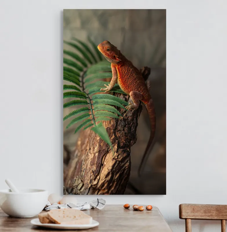 Tablou Canvas, "Dragon de foc pe trunchi vechi", Șopârlă, Trunchi, Frunze, Verde, Textură, Natural, Reptilă, Detalii, Lumină, Eșantion., 50 x 90 cm – poza 3