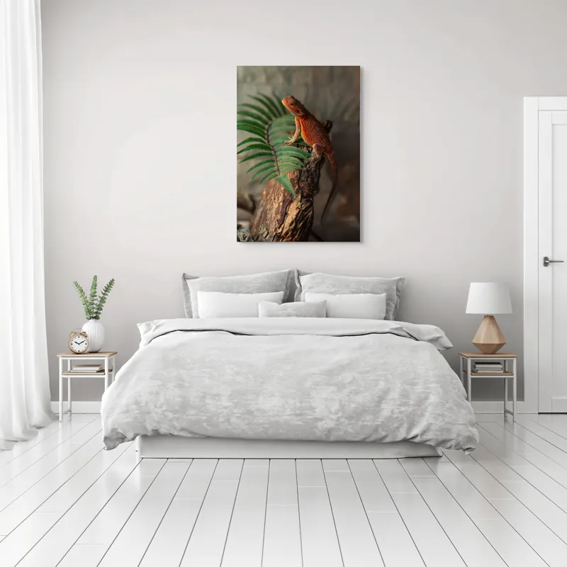 Tablou Canvas, "Dragon de foc pe trunchi vechi", Șopârlă, Trunchi, Frunze, Verde, Textură, Natural, Reptilă, Detalii, Lumină, Eșantion., 70 x 100 cm – poza 3