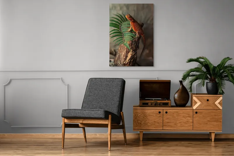 Tablou Canvas, "Dragon de foc pe trunchi vechi", Șopârlă, Trunchi, Frunze, Verde, Textură, Natural, Reptilă, Detalii, Lumină, Eșantion., 70 x 100 cm – poza 6