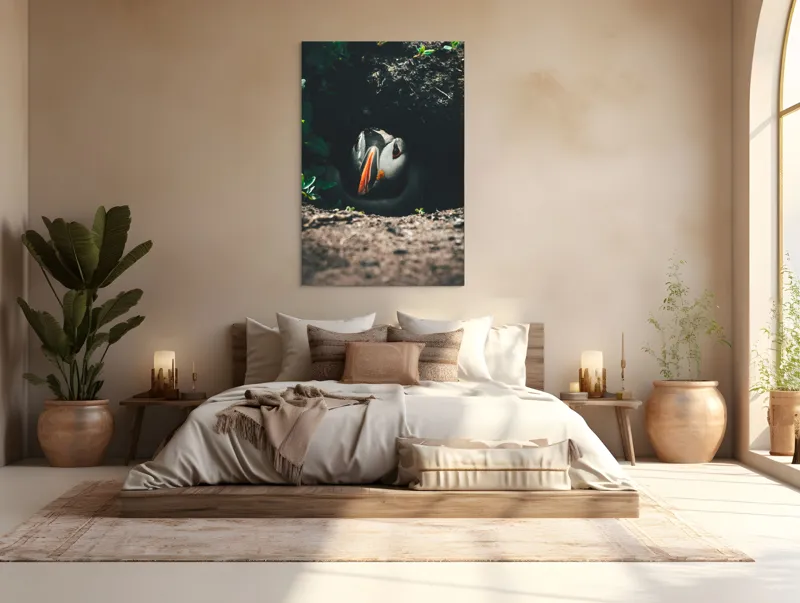 Tablou Canvas, "Puffin adăpostit în vizuină întunecată", Puffin, Vizuină, Privire, Ascunziș, Natură, Sol, Frunze, Culori, Contrast, Umbre, 100 x 150 cm – poza 3