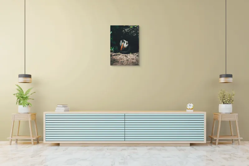 Tablou Canvas, "Puffin adăpostit în vizuină întunecată", Puffin, Vizuină, Privire, Ascunziș, Natură, Sol, Frunze, Culori, Contrast, Umbre, 50 x 70 cm – poza 6