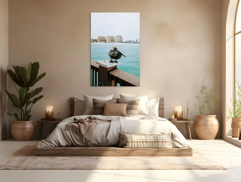 Tablou Canvas, "Pelican așezat pe balustradă la ocean", Pelican, Mare, Balustradă, Clădiri, Cer, Nori, Plajă, Apă, Oraș, Vedere., 100 x 150 cm – poza 3