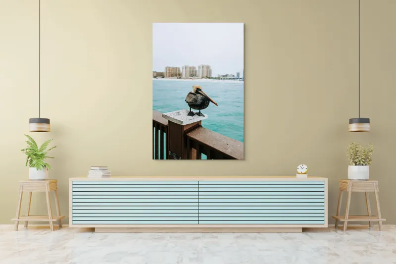 Tablou Canvas, "Pelican așezat pe balustradă la ocean", Pelican, Mare, Balustradă, Clădiri, Cer, Nori, Plajă, Apă, Oraș, Vedere., 100 x 150 cm – poza 4