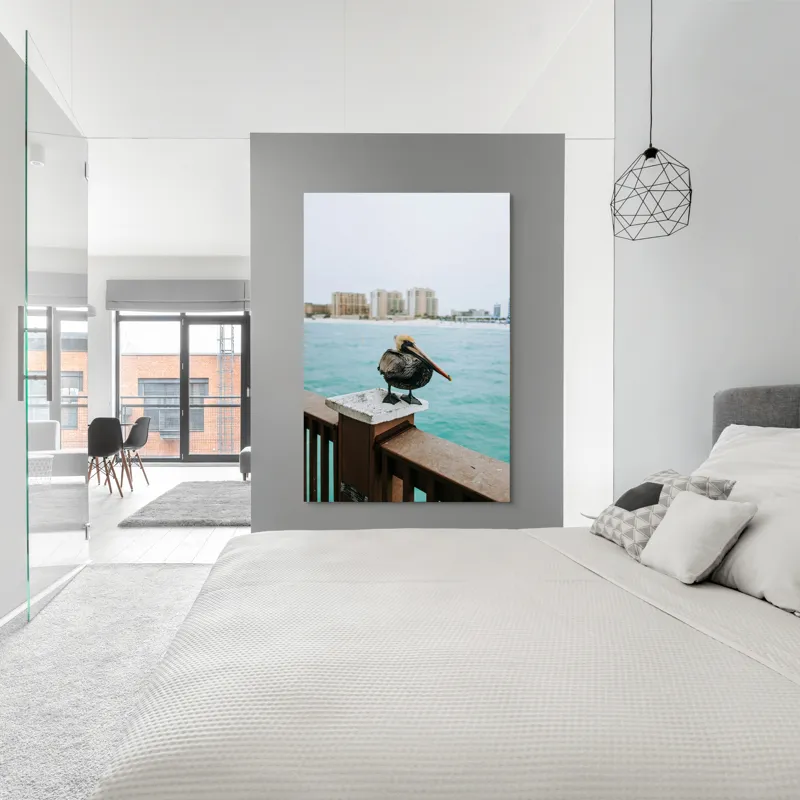 Tablou Canvas, "Pelican așezat pe balustradă la ocean", Pelican, Mare, Balustradă, Clădiri, Cer, Nori, Plajă, Apă, Oraș, Vedere., 100 x 150 cm – poza 5