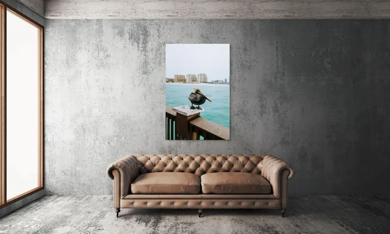 Tablou Canvas, "Pelican așezat pe balustradă la ocean", Pelican, Mare, Balustradă, Clădiri, Cer, Nori, Plajă, Apă, Oraș, Vedere., 100 x 150 cm – poza 6