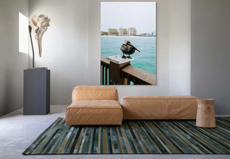 Tablou Canvas, "Pelican așezat pe balustradă la ocean", Pelican, Mare, Balustradă, Clădiri, Cer, Nori, Plajă, Apă, Oraș, Vedere., 100 x 150 cm – poza 7