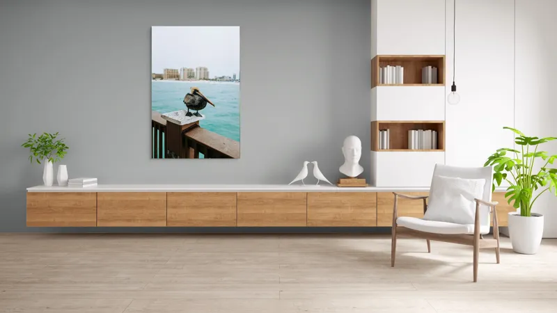 Tablou Canvas, "Pelican așezat pe balustradă la ocean", Pelican, Mare, Balustradă, Clădiri, Cer, Nori, Plajă, Apă, Oraș, Vedere., 100 x 150 cm – poza 8