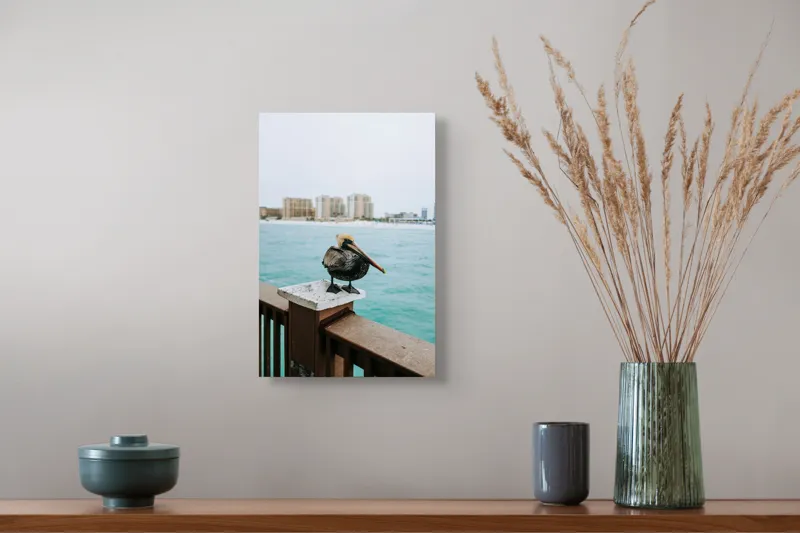 Tablou Canvas, "Pelican așezat pe balustradă la ocean", Pelican, Mare, Balustradă, Clădiri, Cer, Nori, Plajă, Apă, Oraș, Vedere., 26 x 39 cm – poza 5