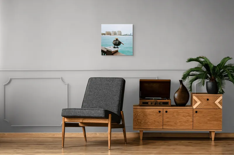 Tablou Canvas, "Pelican așezat pe balustradă la ocean", Pelican, Mare, Balustradă, Clădiri, Cer, Nori, Plajă, Apă, Oraș, Vedere., 50 x 50 cm – poza 6