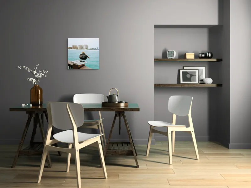 Tablou Canvas, "Pelican așezat pe balustradă la ocean", Pelican, Mare, Balustradă, Clădiri, Cer, Nori, Plajă, Apă, Oraș, Vedere., 50 x 50 cm – poza 8